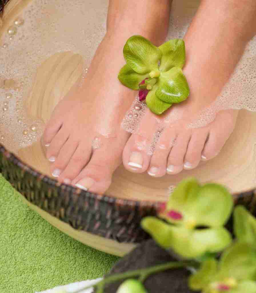 I piedi doloranti sono estremamente fastidiosi ma possono essere trattati con i rimedi naturali.