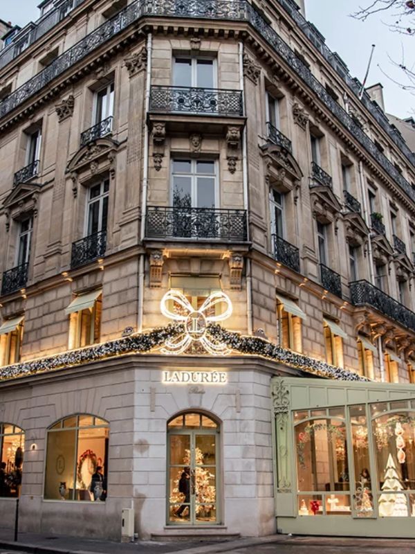 Ladurée Paris Champs Elysées: Un'esperienza culinaria iconica nel cuore di Parigi