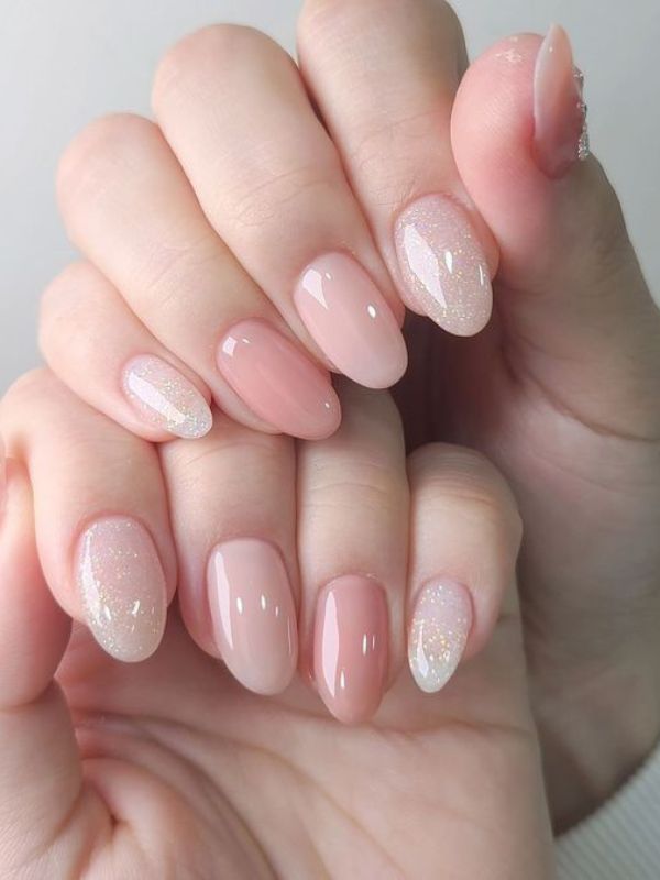 Nail Art Delicata: L'Eleganza Intramontabile dei Toni Nude