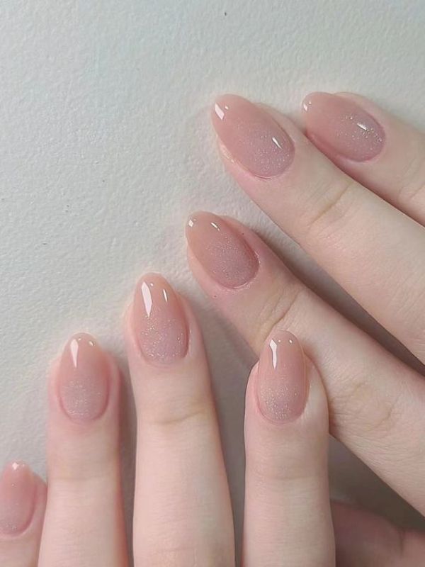 Nail Art Delicata: L'Eleganza Intramontabile dei Toni Nude