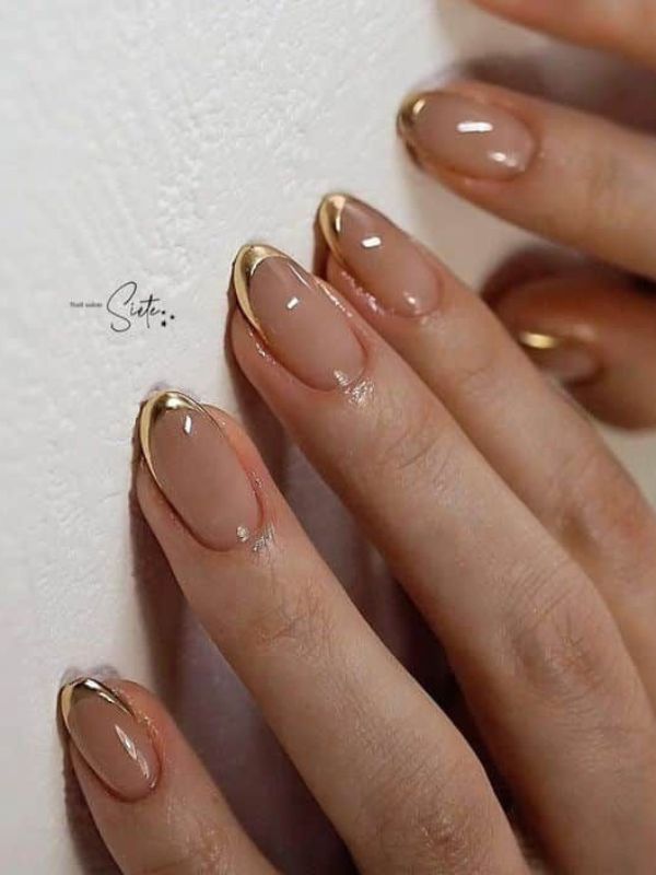 La French Manicure Dorata: Eleganza e Luminosità per Natale (e non solo!)